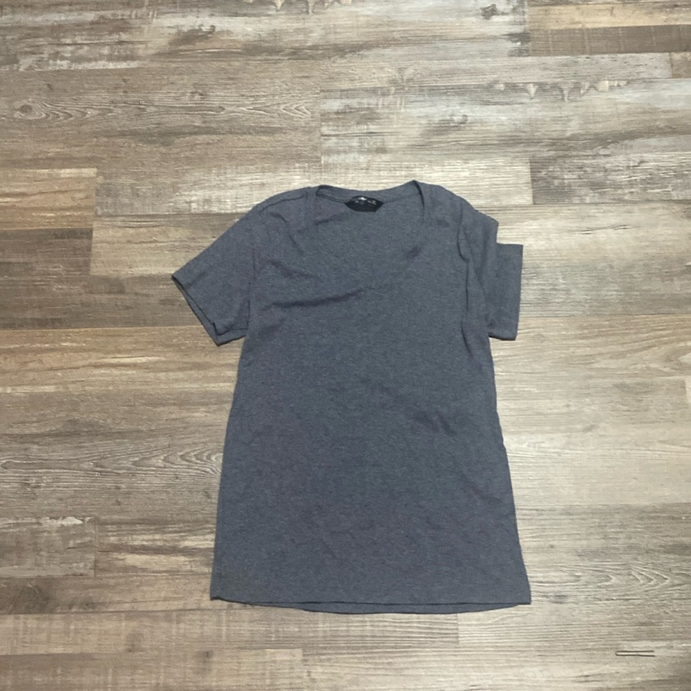 woman's grey v-neck tee